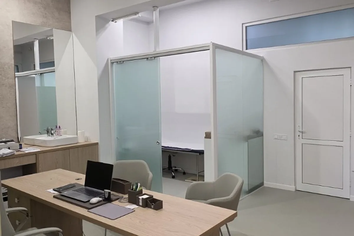 Vedere generală a spațiului medical luminos și modern